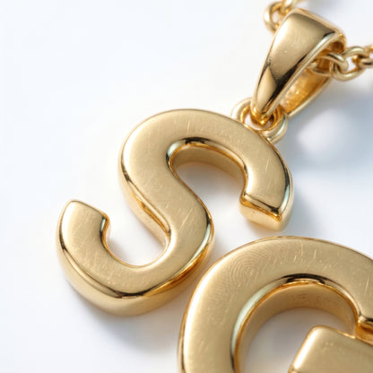 Collana Iniziale Lettera Oro 18K - dettaglio macro lavorazione - UpperEast Jewels