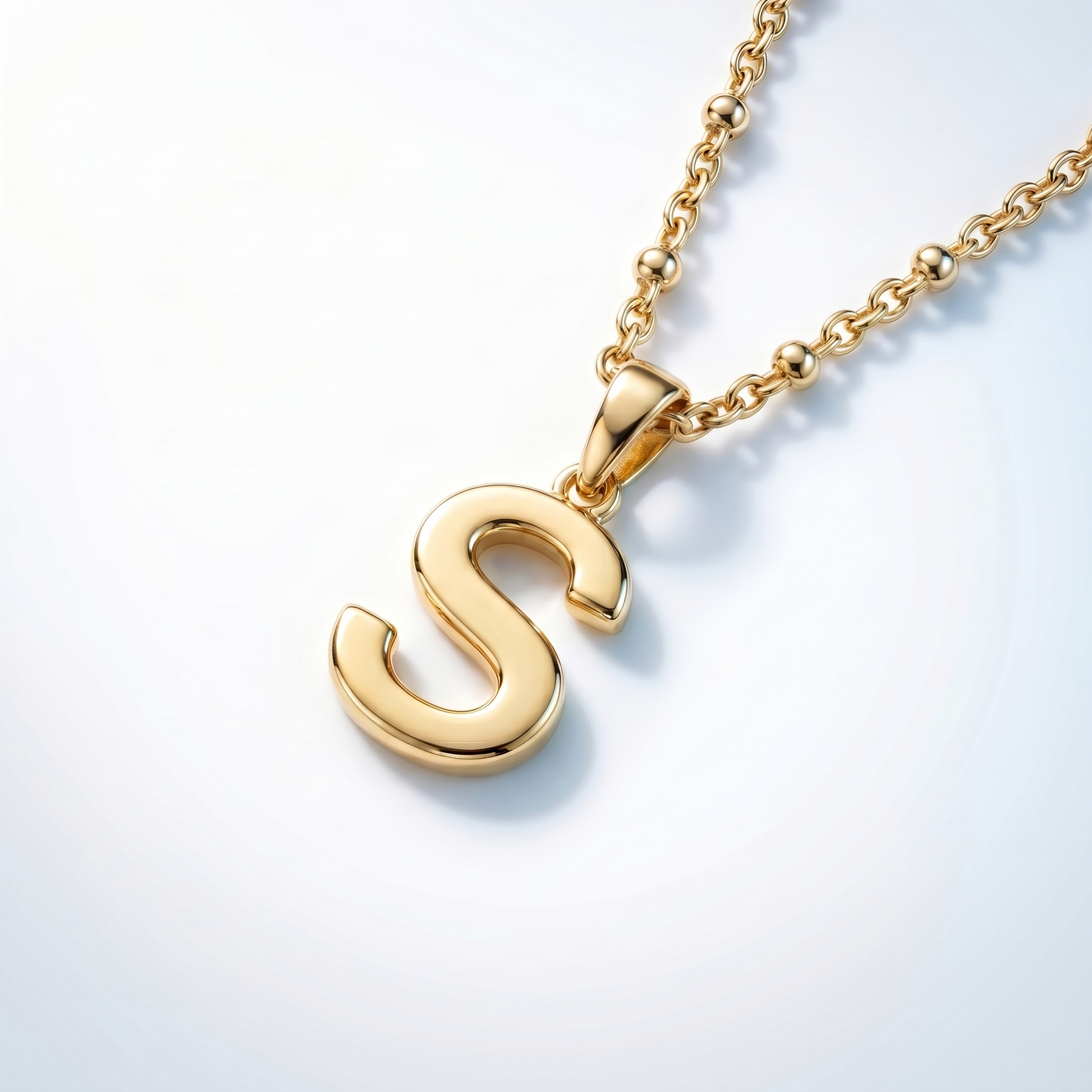 Collana Iniziale Lettera Oro 18K - vista dall'alto top-down - UpperEast Jewels