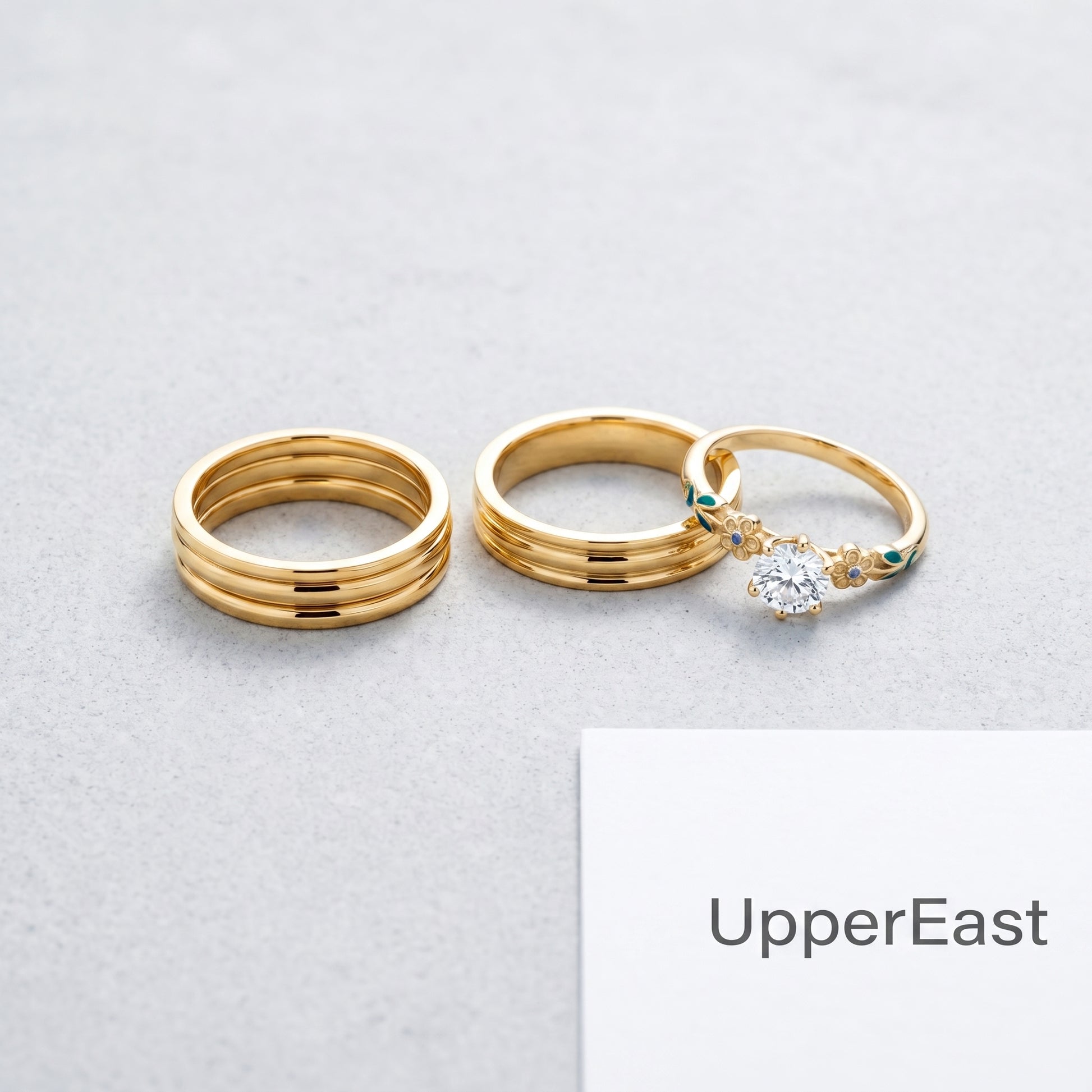 Anello Triple Band Cerimonia Oro 18K - flat lay con pezzi coordinati - UpperEast Jewels