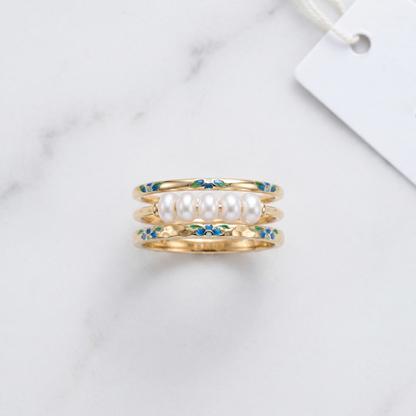Anello Mini Perle Cinque Oro 18K - flat lay con pezzi coordinati - UpperEast Jewels