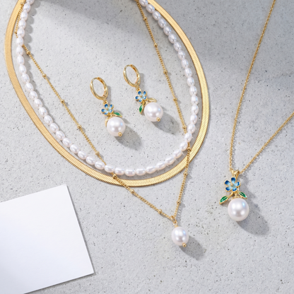 Set Dolce Vita Perla — Collana + Orecchini Oro 18K - flat lay con pezzi coordinati - UpperEast Jewels