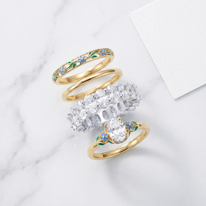 Anello Eternity Ovale CZ Oro 18K - flat lay con pezzi coordinati - UpperEast Jewels