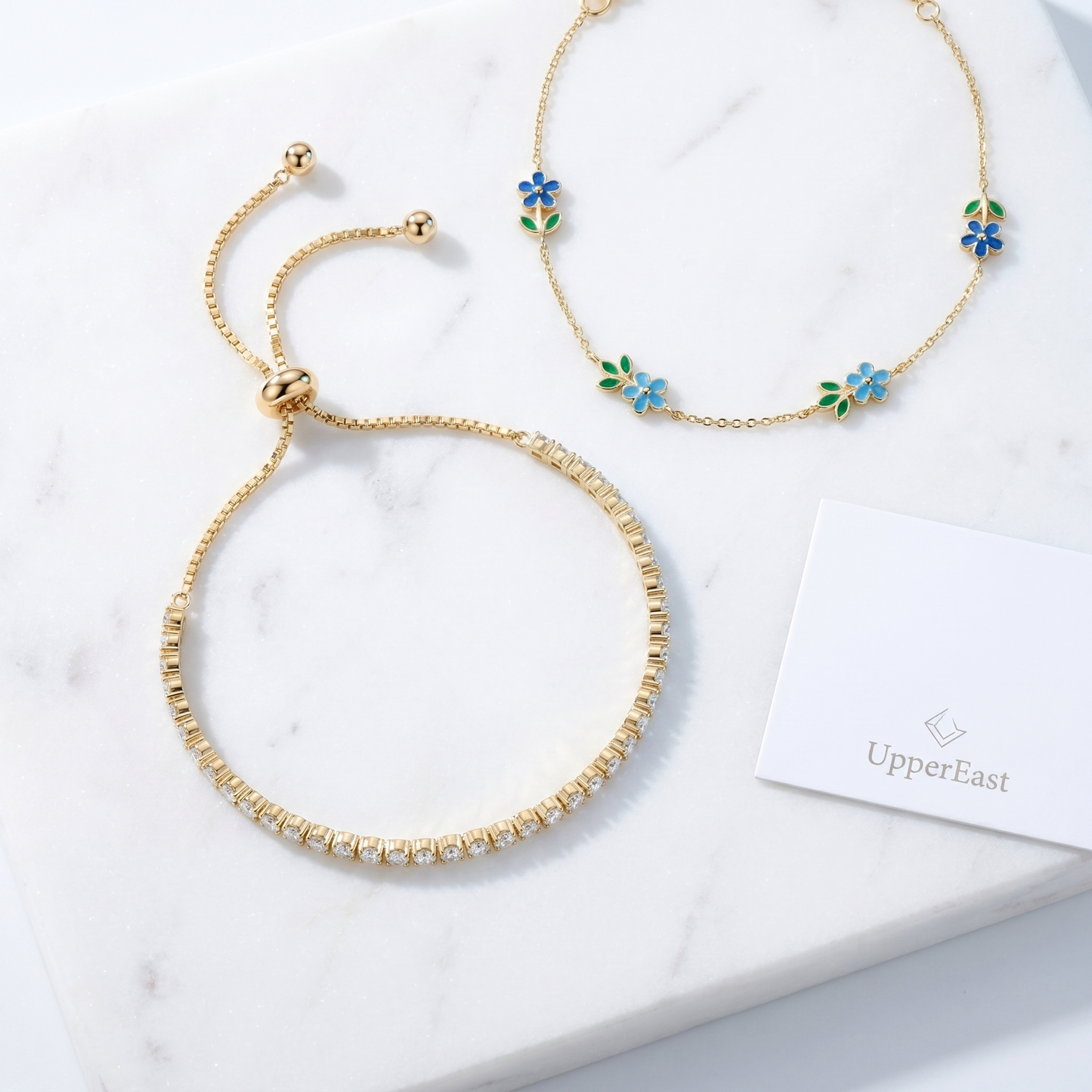 Bracciale Tennis Slider Regolabile Oro 18K - flat lay con pezzi coordinati - UpperEast Jewels
