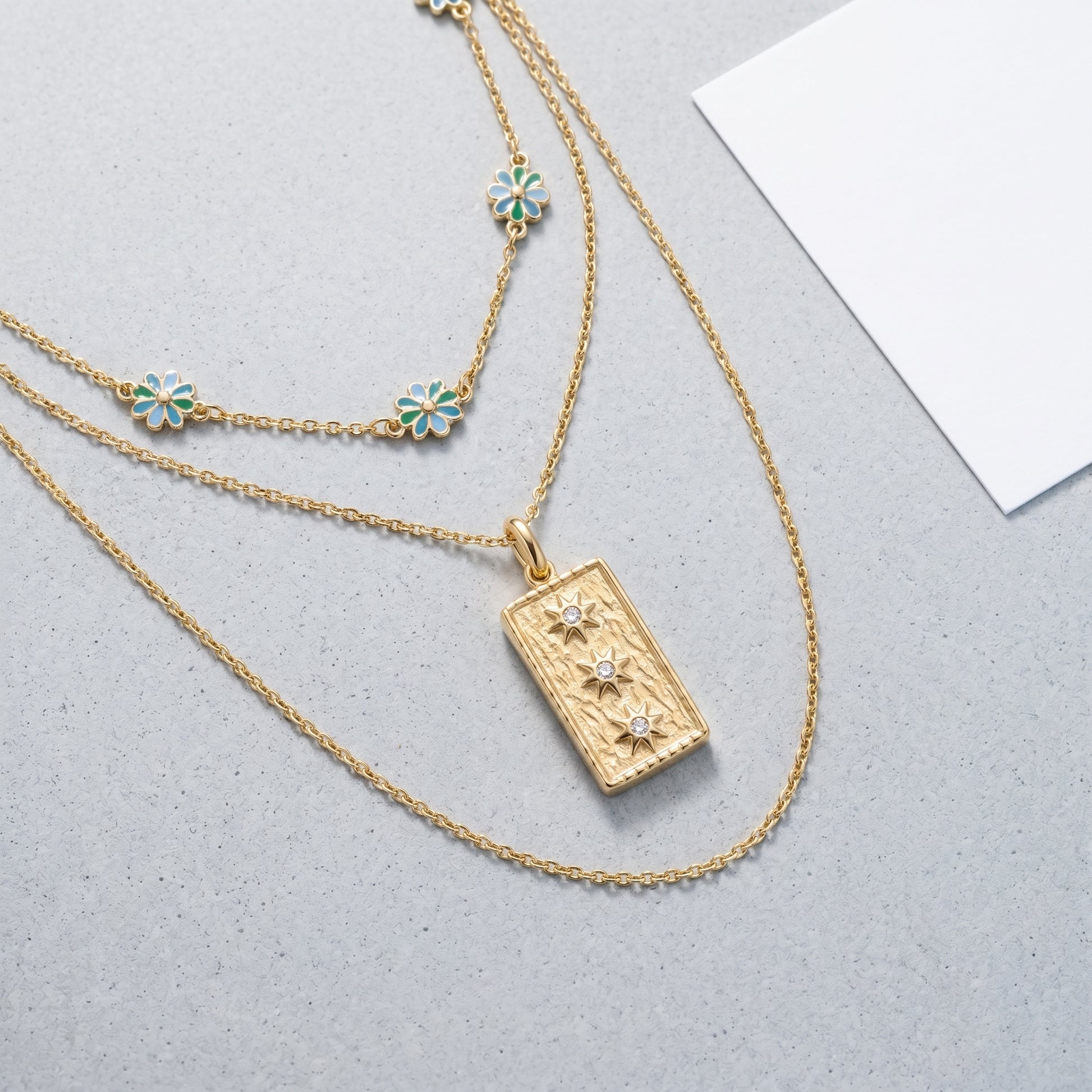 Charm Stella Make-A-Wish Oro 18K - flat lay con pezzi coordinati - UpperEast Jewels