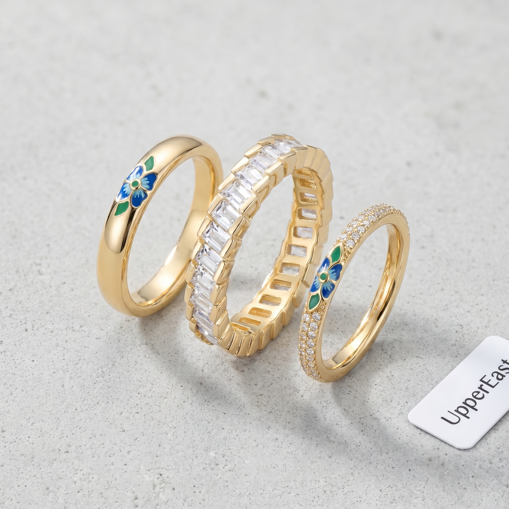Anello Eternity Princess Oro 18K - flat lay con pezzi coordinati - UpperEast Jewels