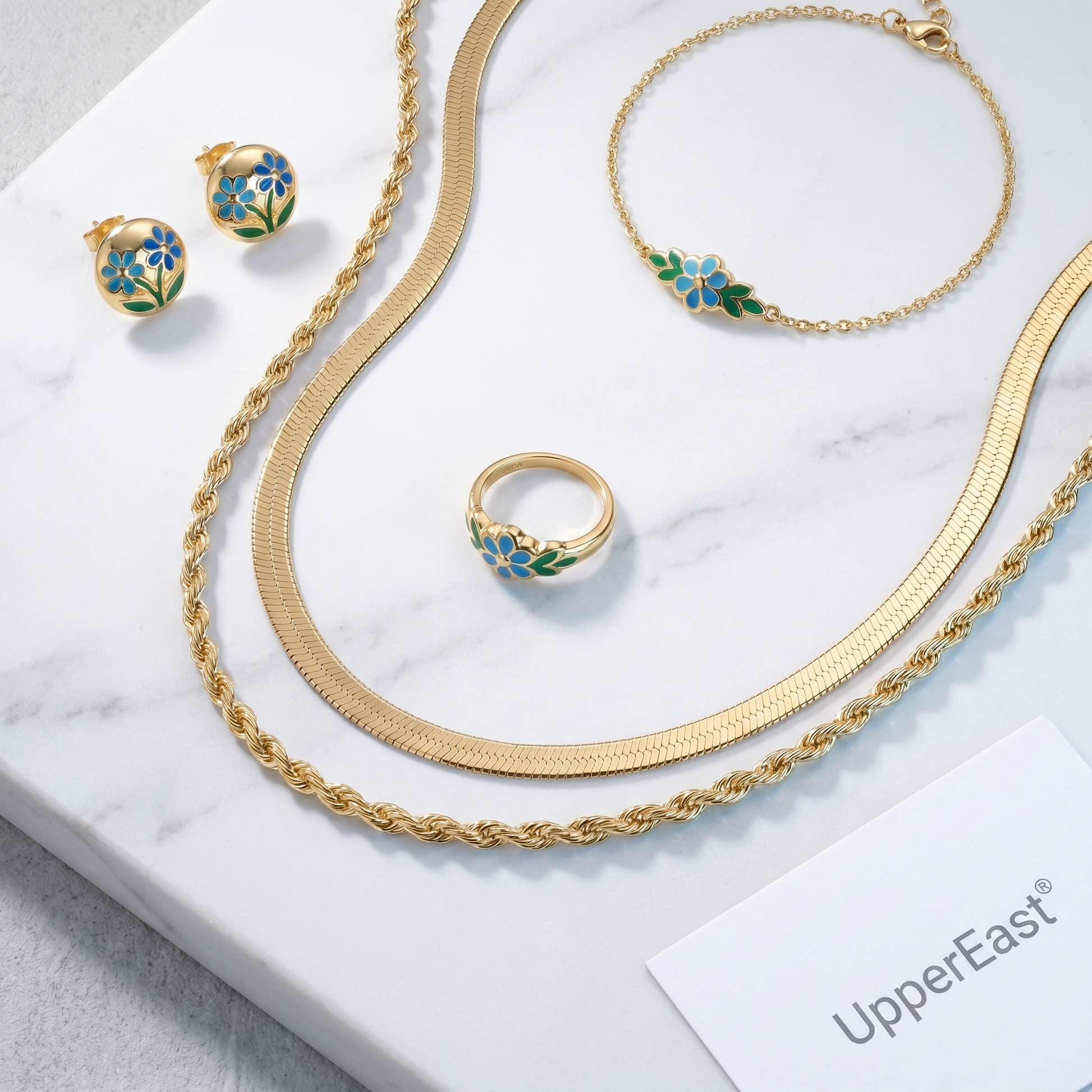 Collana Layered Ios Herringbone Oro 18K - flat lay con pezzi coordinati - UpperEast Jewels