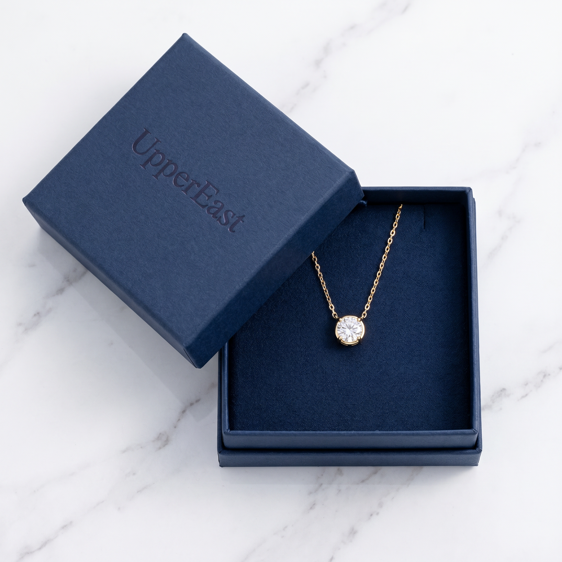 Pendente Solitaire Mini Oro 18K - flat lay con pezzi coordinati - UpperEast Jewels