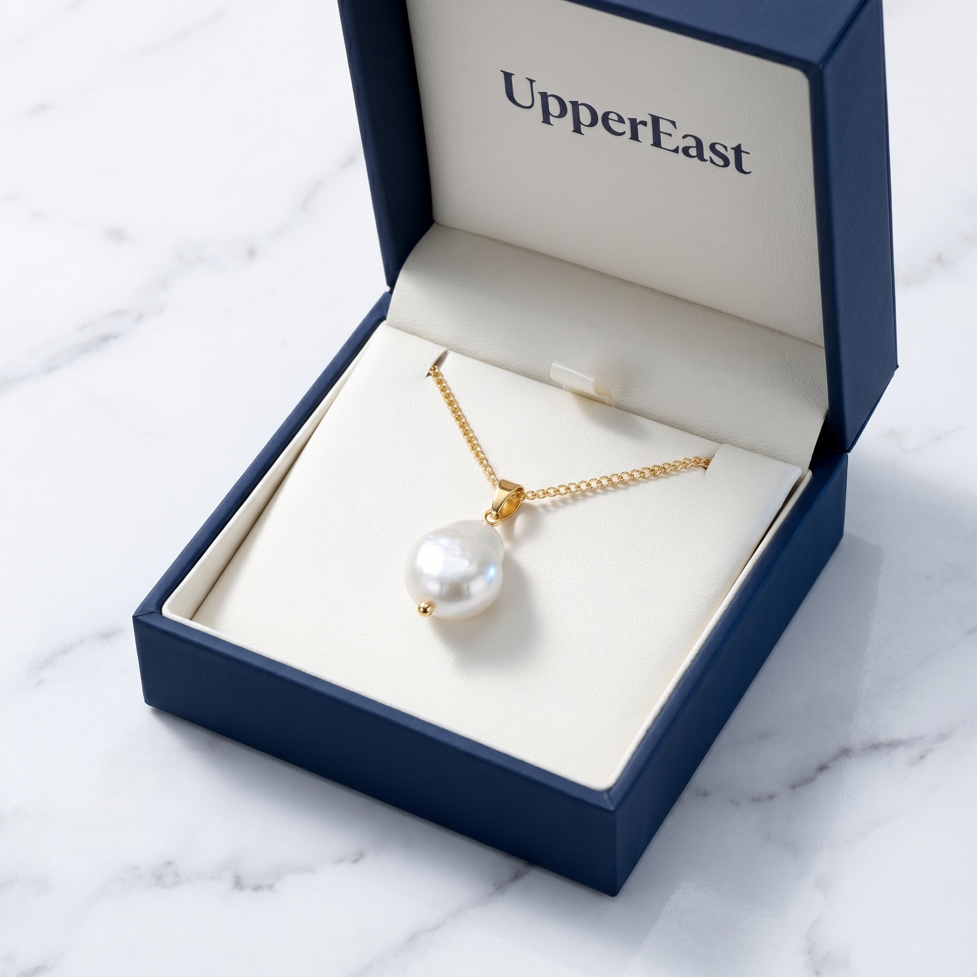 Pendente Perla Baroque Oro 18K - flat lay con pezzi coordinati - UpperEast Jewels