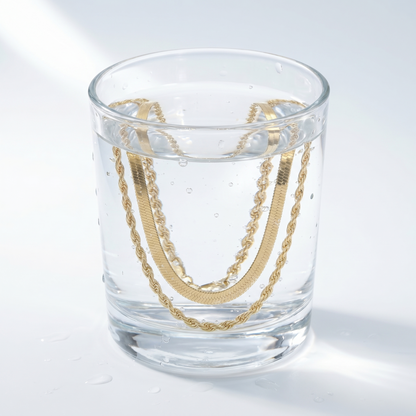 Collana Layered Ios Herringbone Oro 18K - test waterproof in acqua - UpperEast Jewels