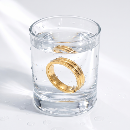 Anello Triple Band Cerimonia Oro 18K - test waterproof in acqua - UpperEast Jewels