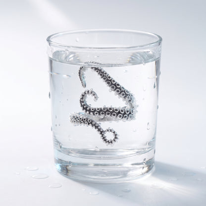 Anello Octopus Statement Oro 18K - test waterproof in acqua - UpperEast Jewels
