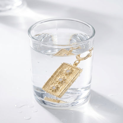 Charm Stella Make-A-Wish Oro 18K - test waterproof in acqua - UpperEast Jewels