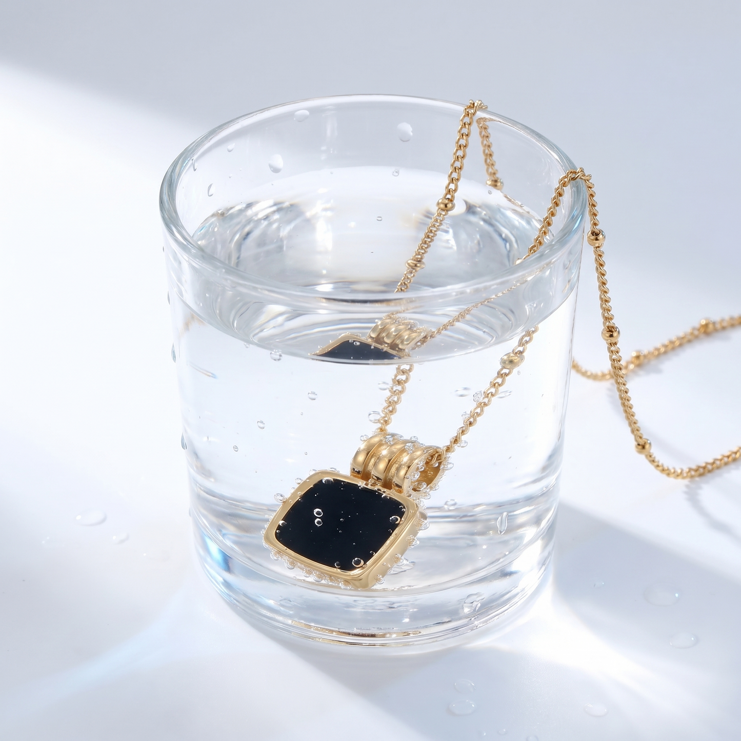 Pendente Notte Conchiglia Nera Oro 18K - test waterproof in acqua - UpperEast Jewels