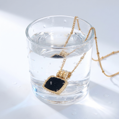Pendente Notte Conchiglia Nera Oro 18K - test waterproof in acqua - UpperEast Jewels