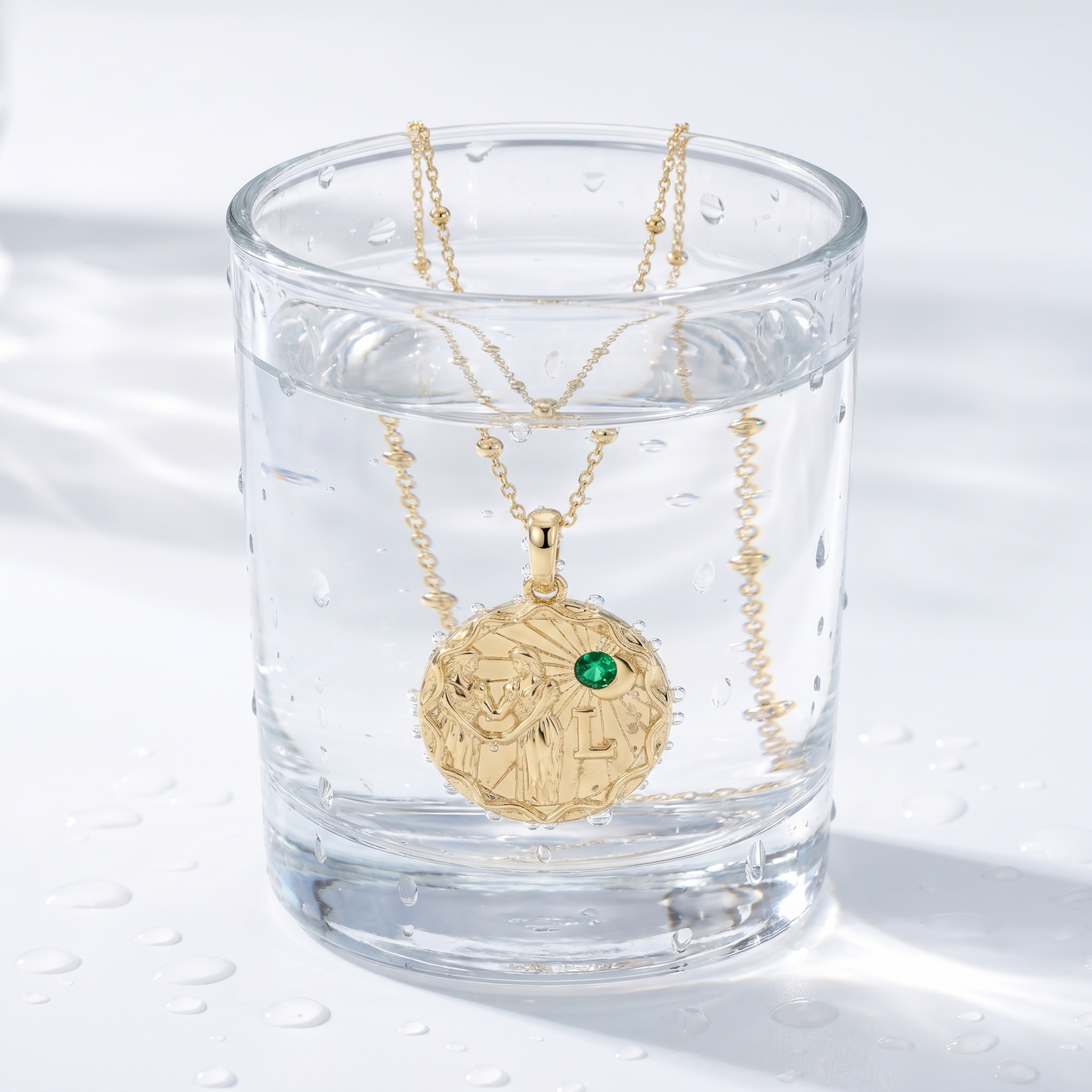 Collana Zodiac Coin Personalizzabile Oro 18K - test waterproof in acqua - UpperEast Jewels