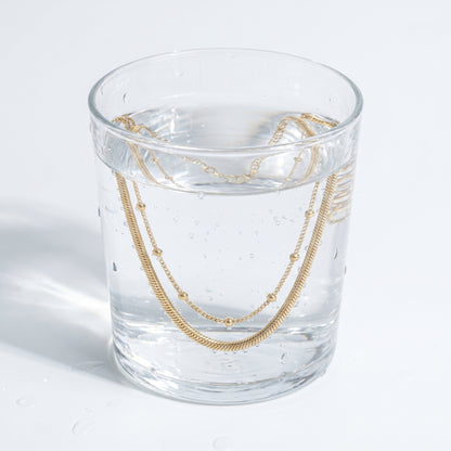 Cavigliera Layered Doppia Oro 18K - test waterproof in acqua - UpperEast Jewels