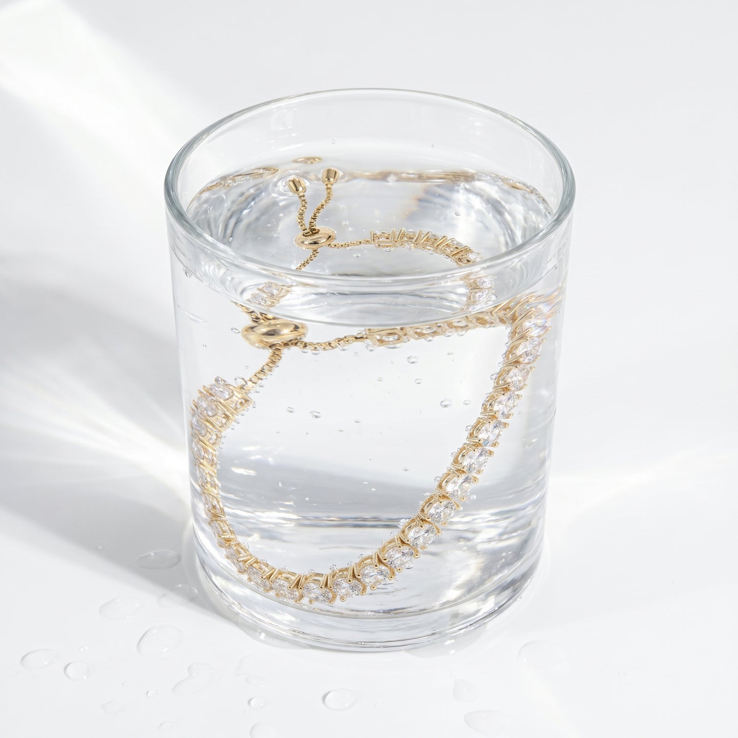 Bracciale Tennis Slider Regolabile Oro 18K - test waterproof in acqua - UpperEast Jewels