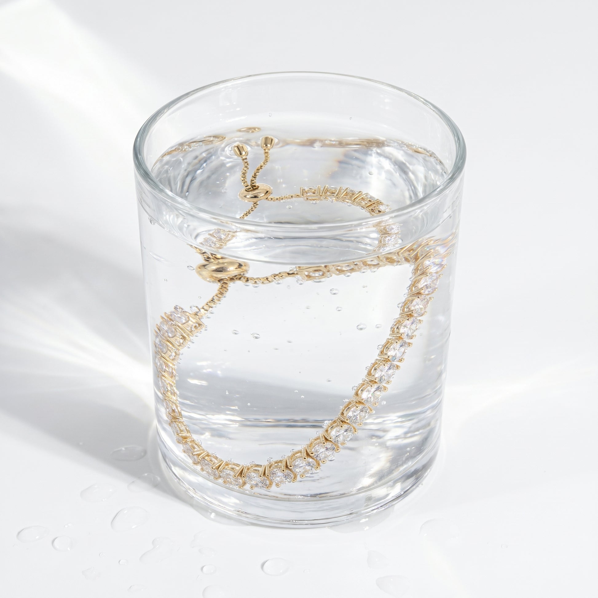 Bracciale Tennis Slider Regolabile Oro 18K - test waterproof in acqua - UpperEast Jewels