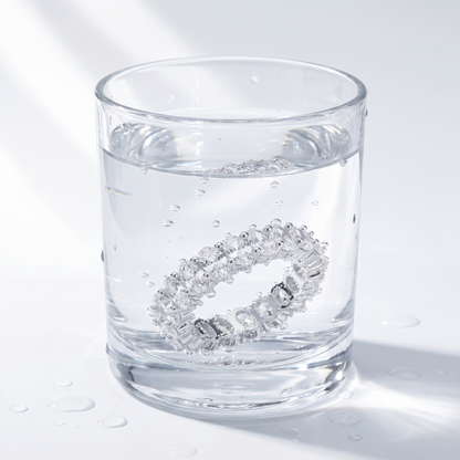 Anello Eternity Ovale CZ Oro 18K - test waterproof in acqua - UpperEast Jewels