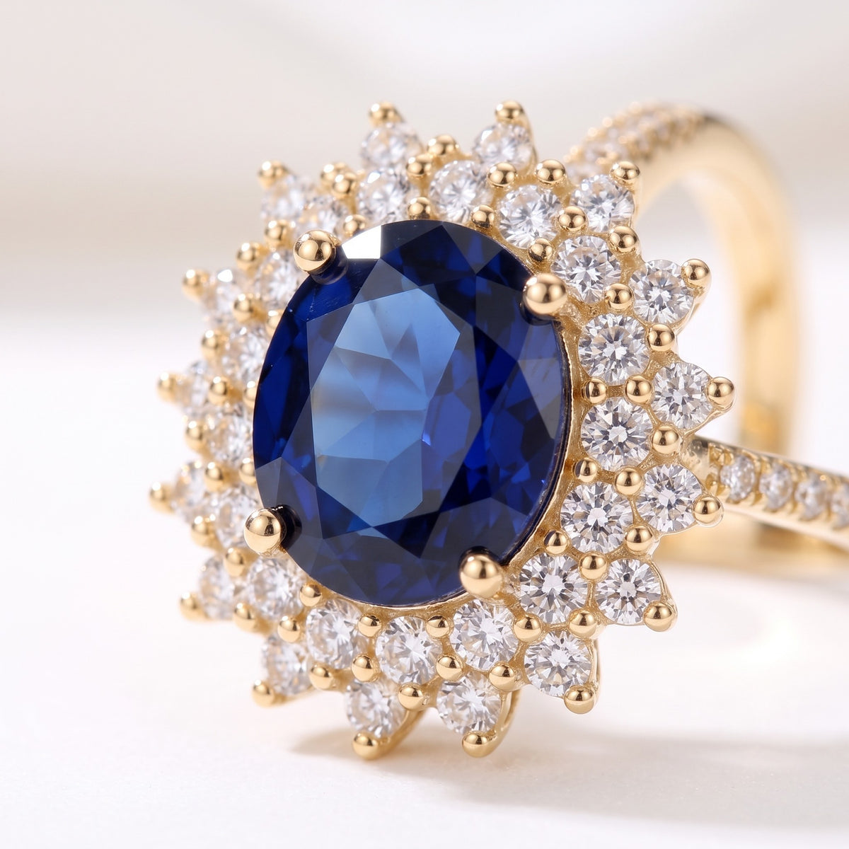 Anillo con piedra azul y circonitas bañado en oro de 18K, detalle de cerca