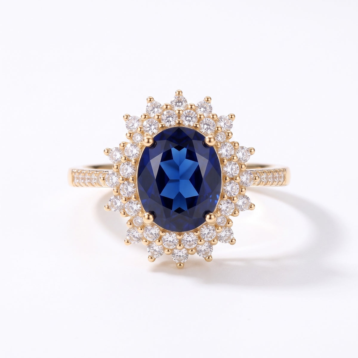 Anillo con piedra azul y circonitas bañado en oro de 18K visto desde arriba