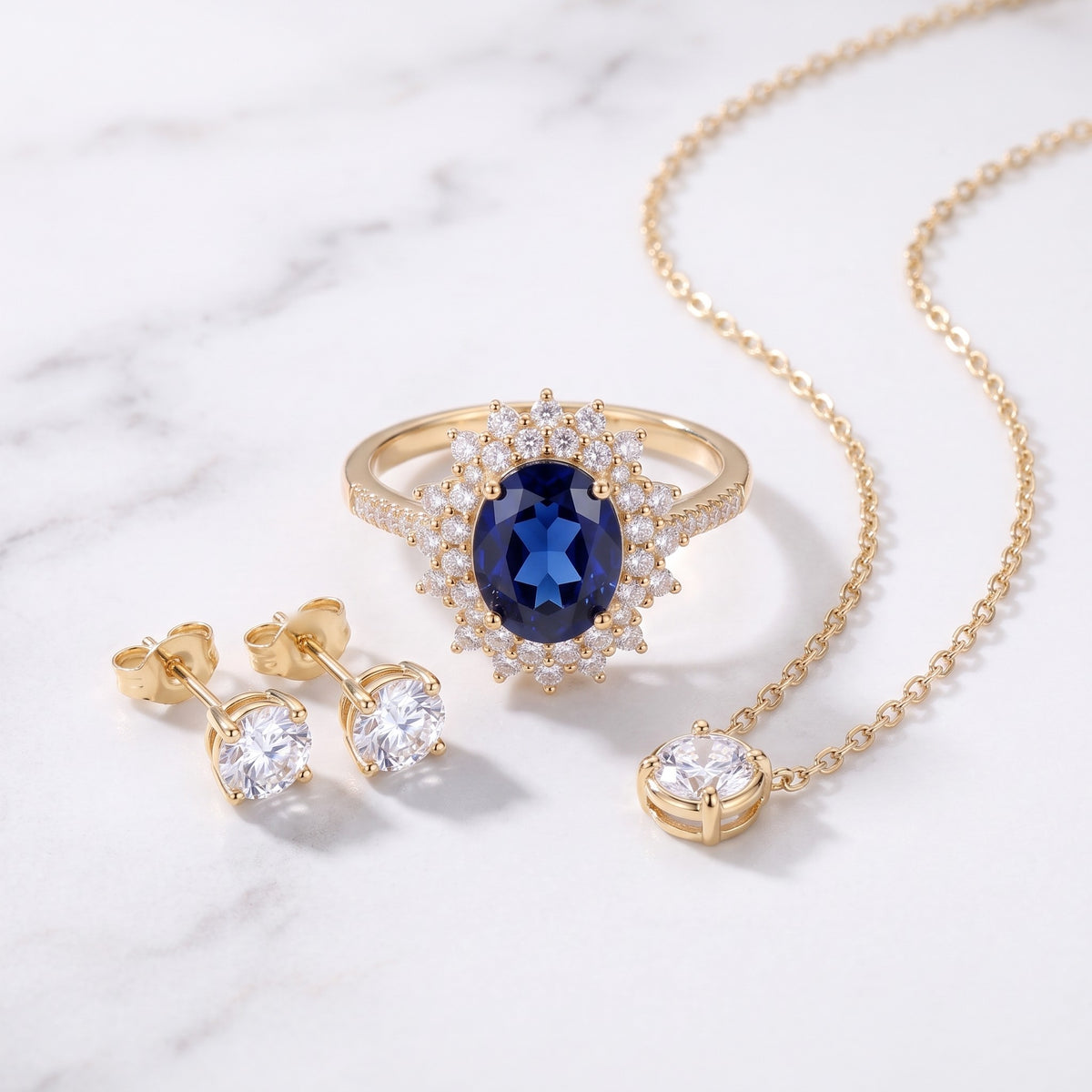 Anillo con piedra azul y circonitas bañado en oro de 18K combinado con otras joyas UpperEast