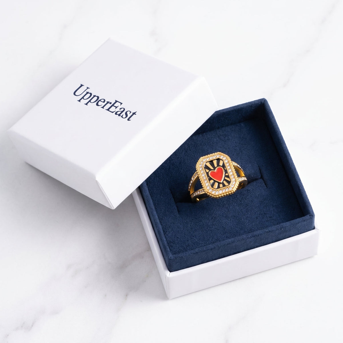 Anillo corazón rojo vintage bañado en oro de 18K en el estuche UpperEast