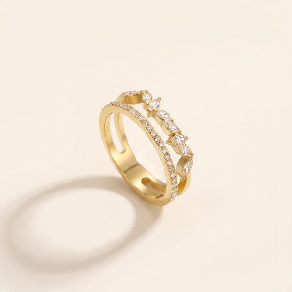 Anillo de doble banda pavé con cristales bañado en oro de 18K