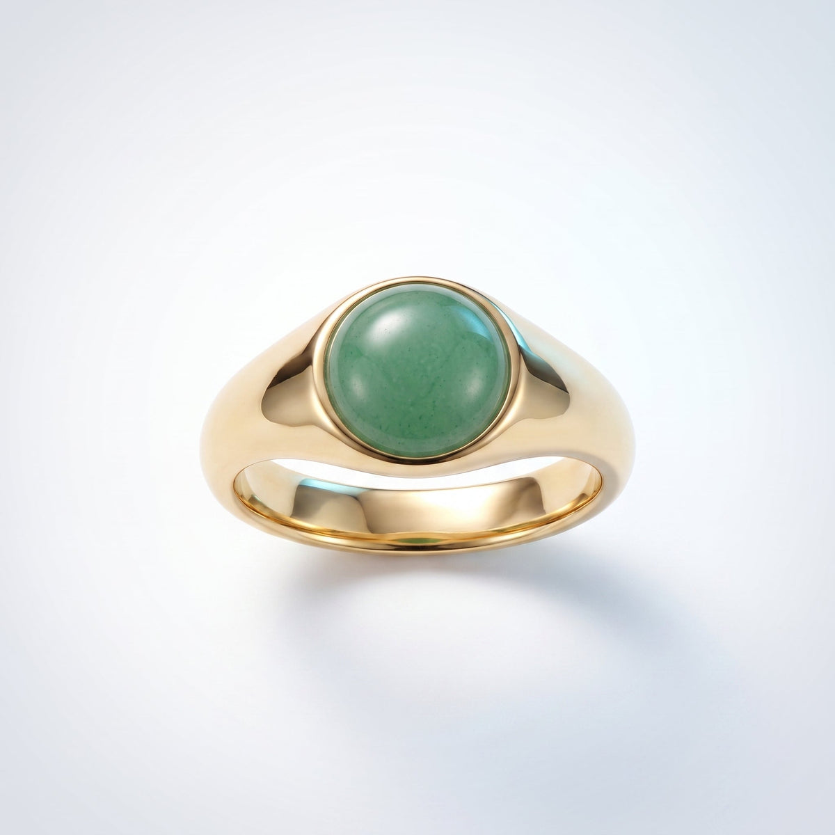 Anillo sello con piedra verde bañado en oro de 18K visto desde arriba