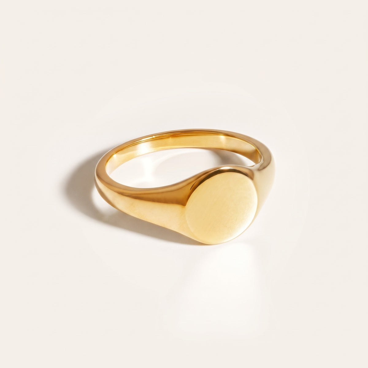 Anillo sello ovalado liso bañado en oro de 18K