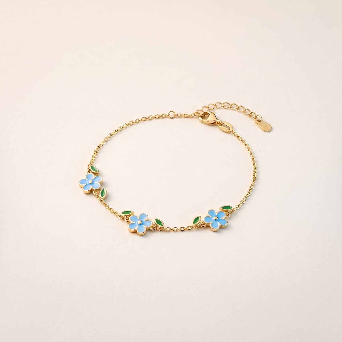 Pulsera con flores azules bañada en oro de 18K