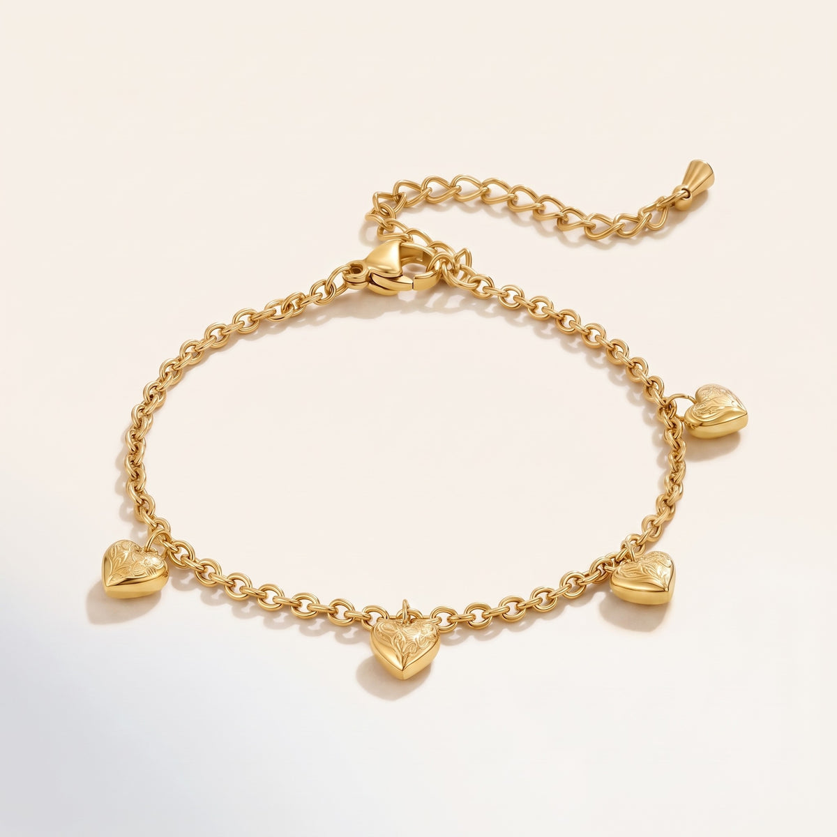 Pulsera con charms de corazones bañada en oro de 18K