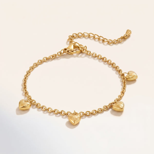 Pulsera con charms de corazones bañada en oro de 18K