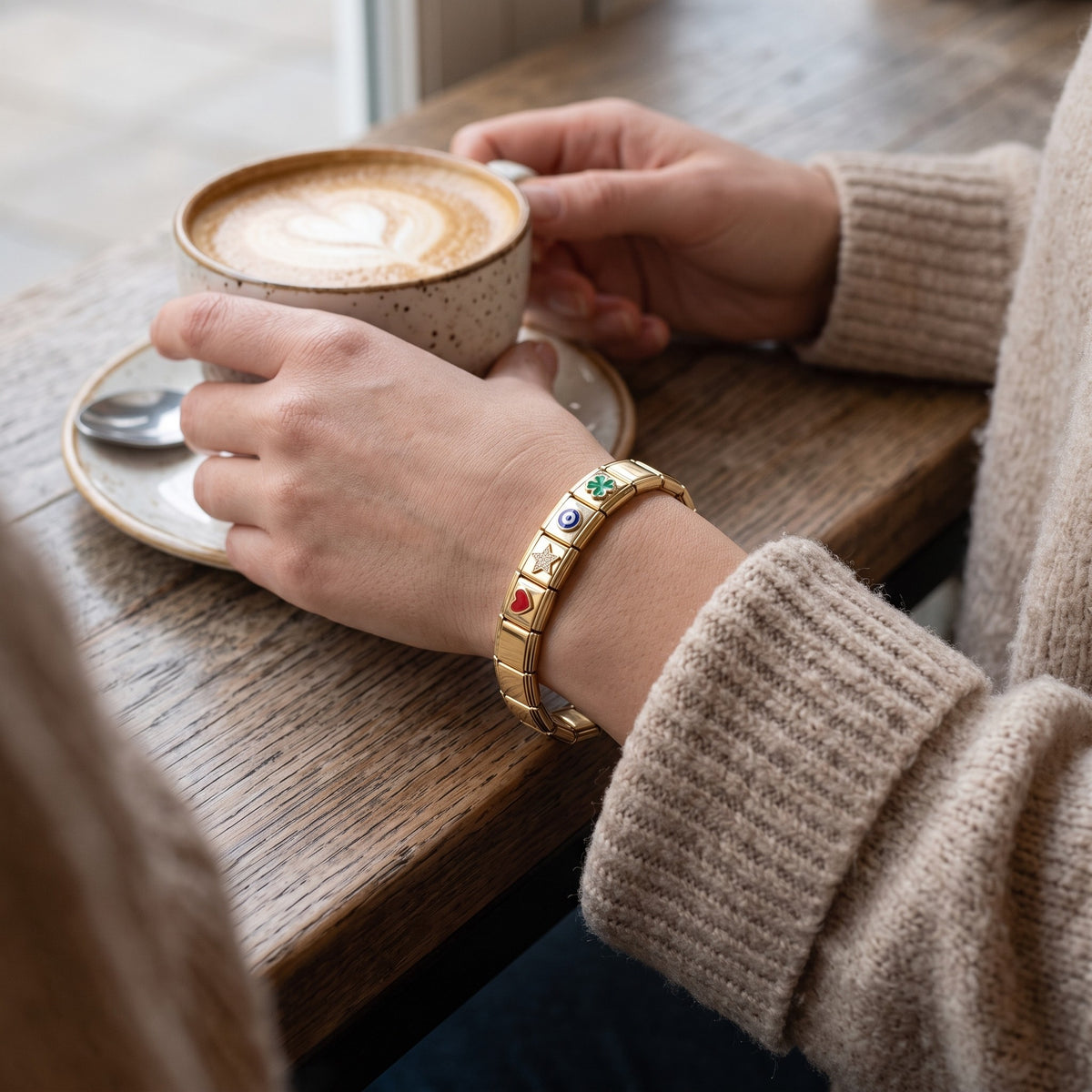 Bracciale componibile con charm placcato oro 18K indossato in un look di tutti i giorni