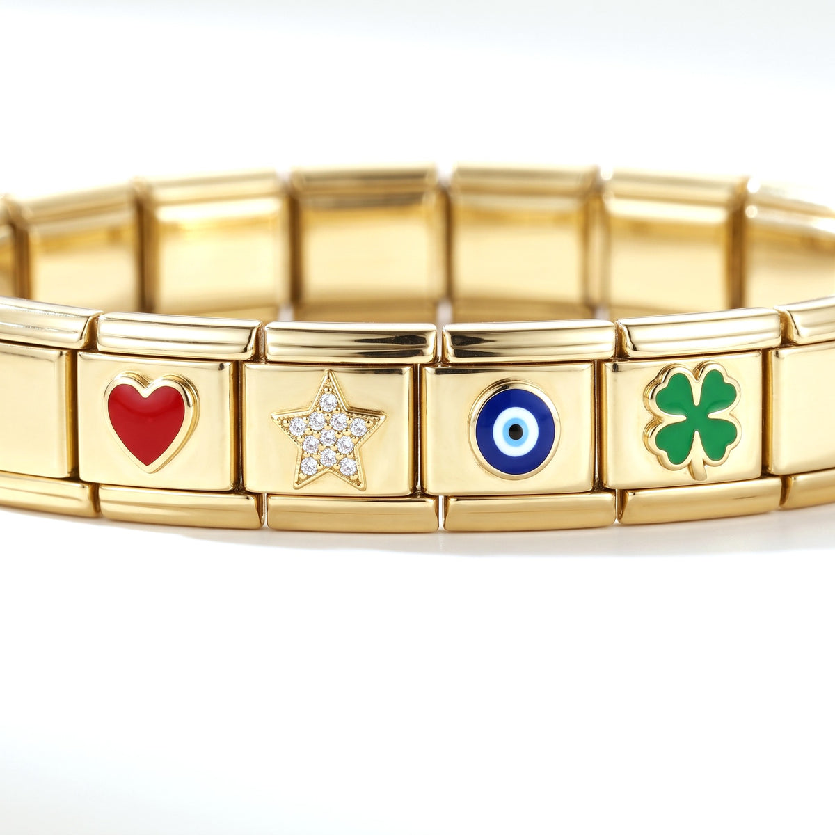 Bracciale componibile con charm placcato oro 18K, dettaglio ravvicinato