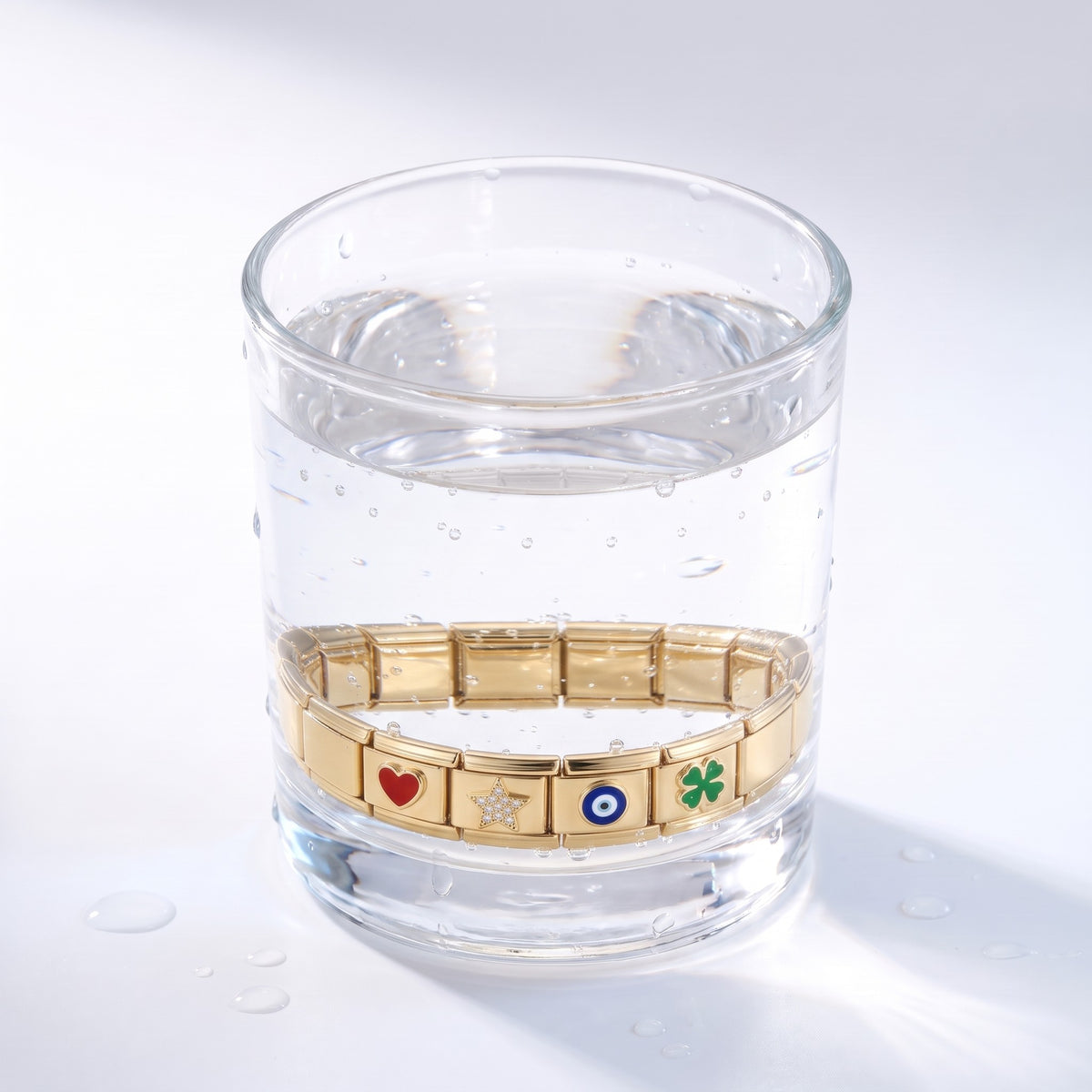 Bracciale componibile con charm placcato oro 18K immerso nell'acqua