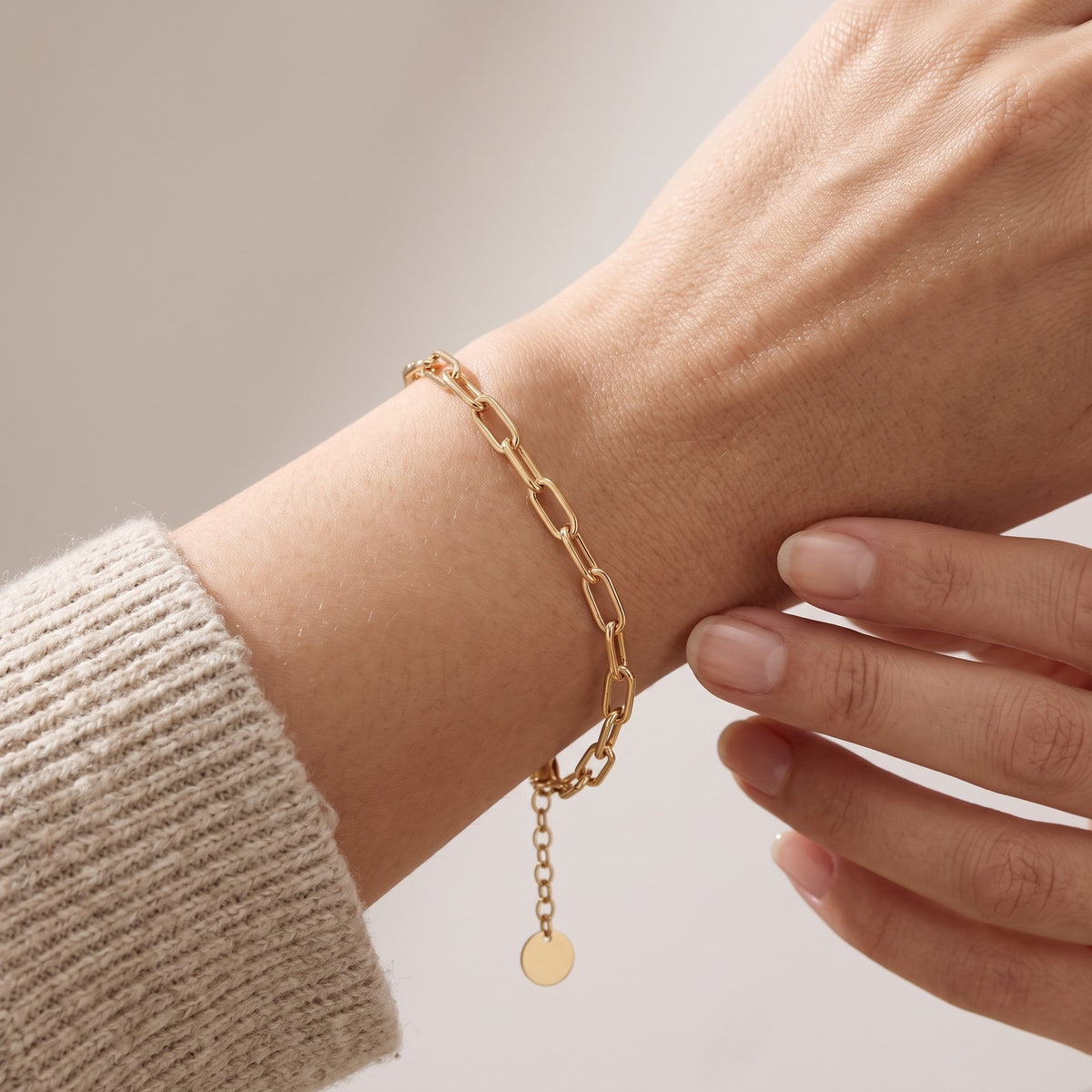 Bracciale a catena paperclip placcato oro 18K indossato, primo piano