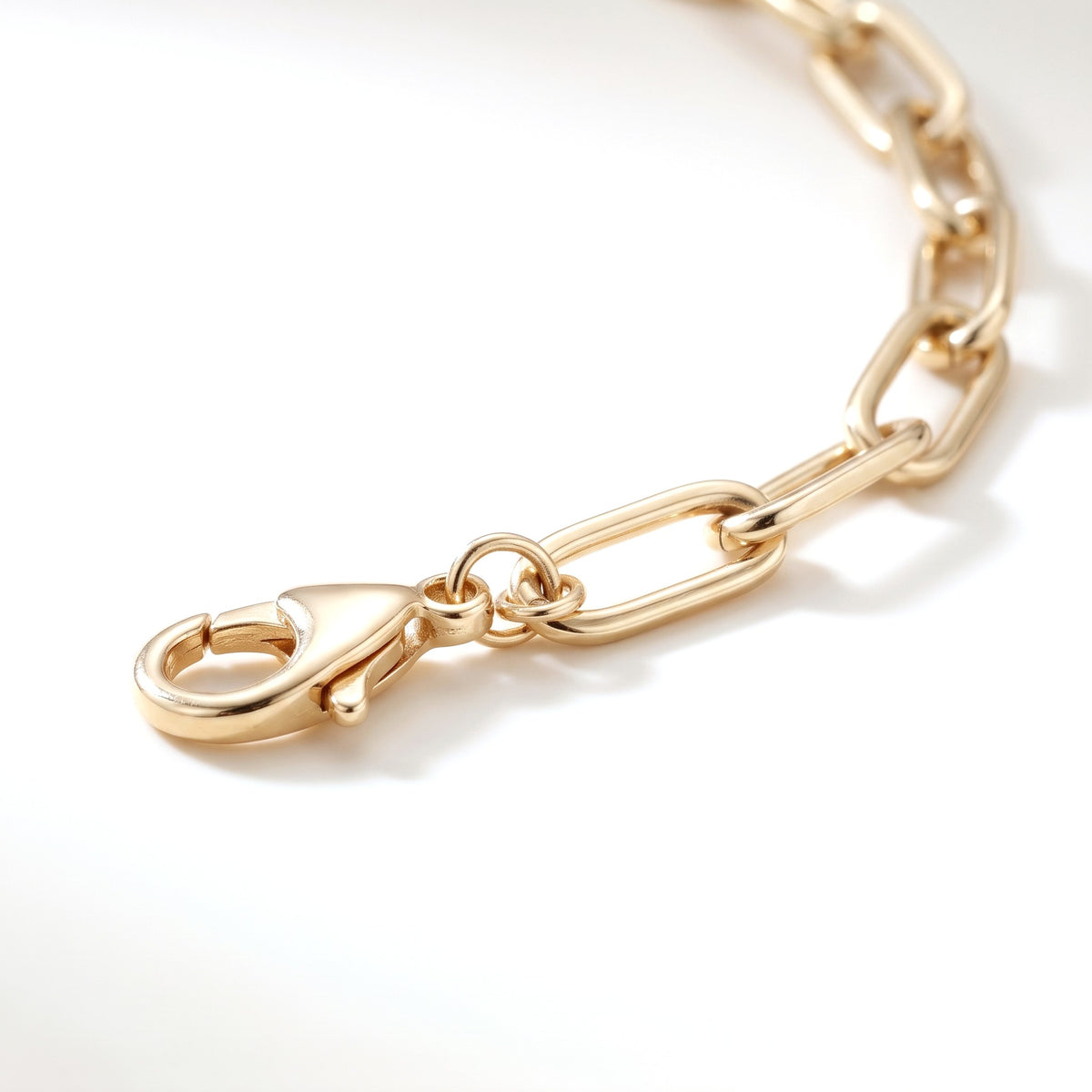 Bracciale a catena paperclip placcato oro 18K, dettaglio ravvicinato