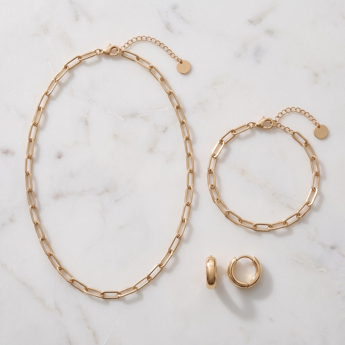 Bracciale a catena paperclip placcato oro 18K abbinato ad altri gioielli UpperEast