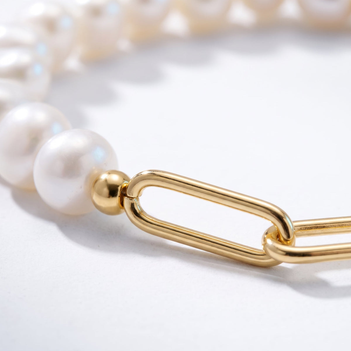 Pulsera de perlas y paperclip bañada en oro de 18K, detalle de cerca