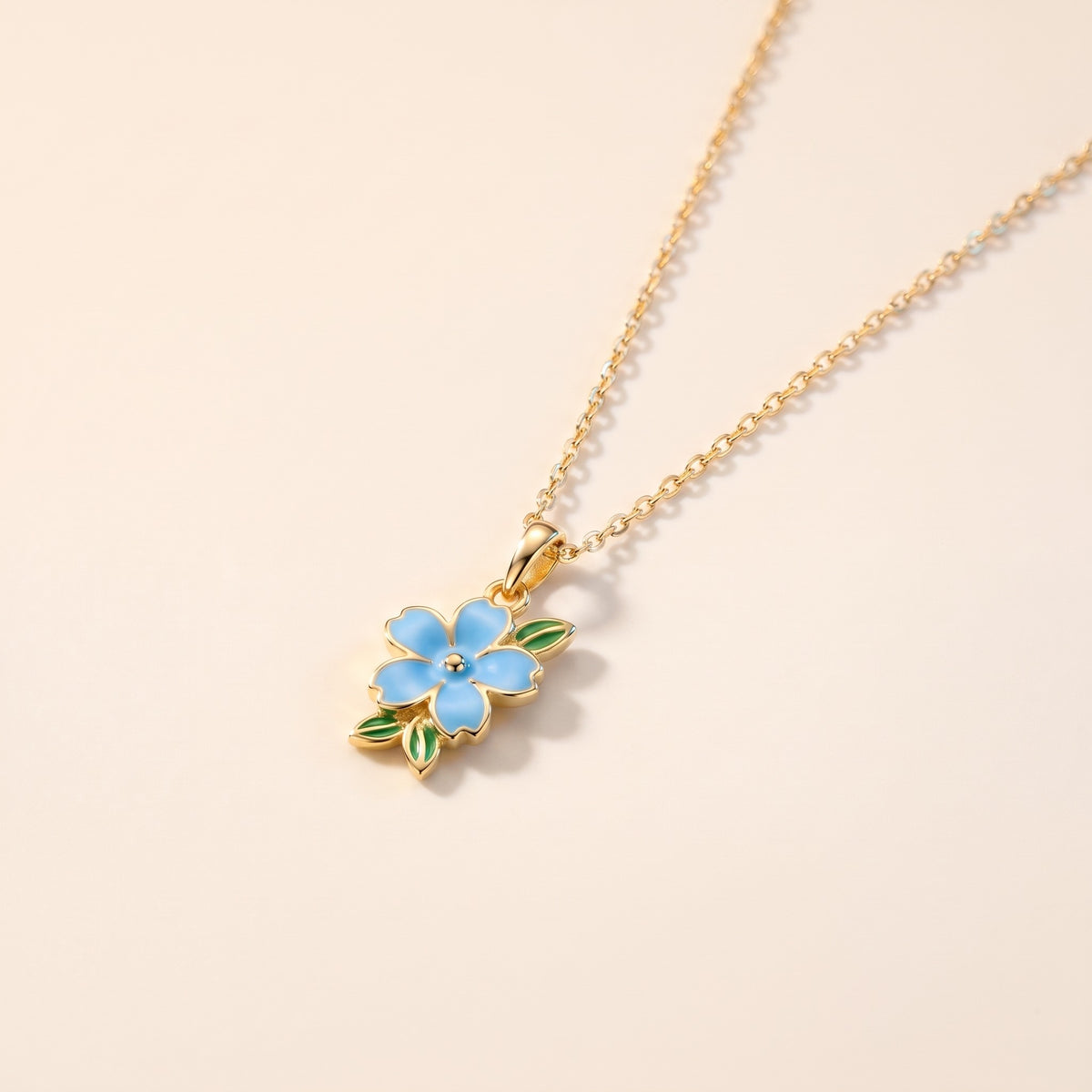 Collar con flor esmaltada azul bañado en oro de 18K