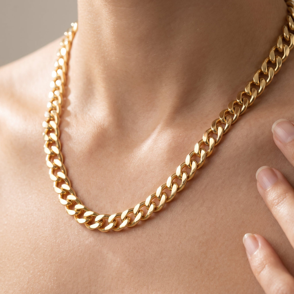 Collar de cadena barbada gruesa bañado en oro de 18K puesto, primer plano