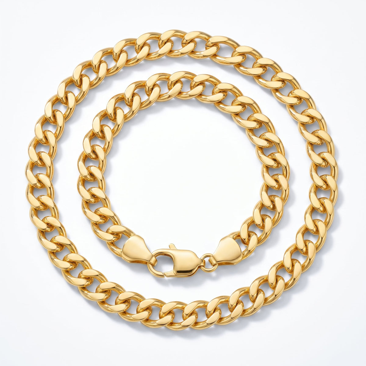 Collar de cadena barbada gruesa bañado en oro de 18K visto desde arriba