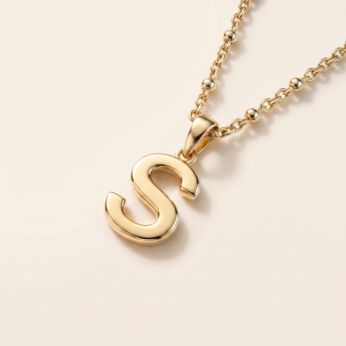Collana con iniziale in stampatello placcata oro 18K