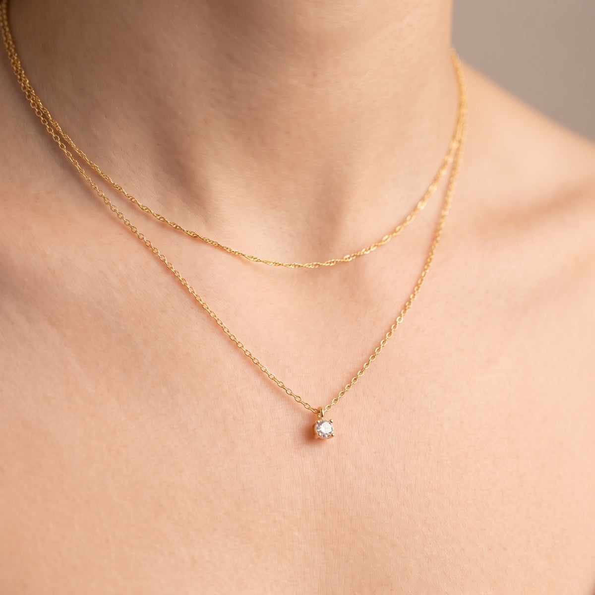 Collar en capas con punto de luz bañado en oro de 18K puesto, primer plano