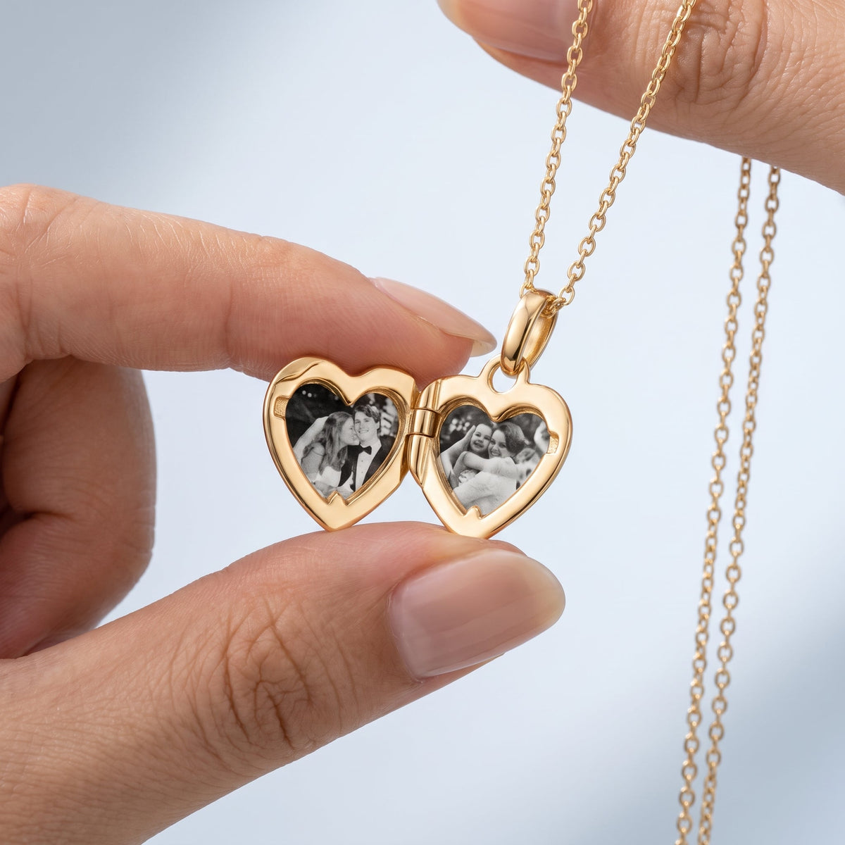 Collar medallón portafotos bañado en oro de 18K sostenido entre los dedos, para ver el tamaño real