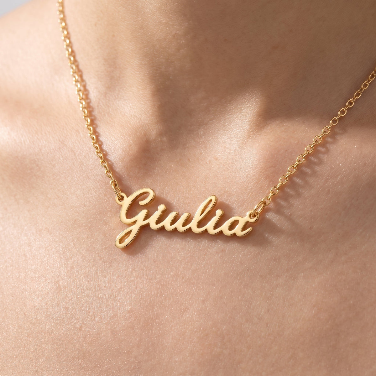 Collana nome in corsivo placcata oro 18K indossata, primo piano