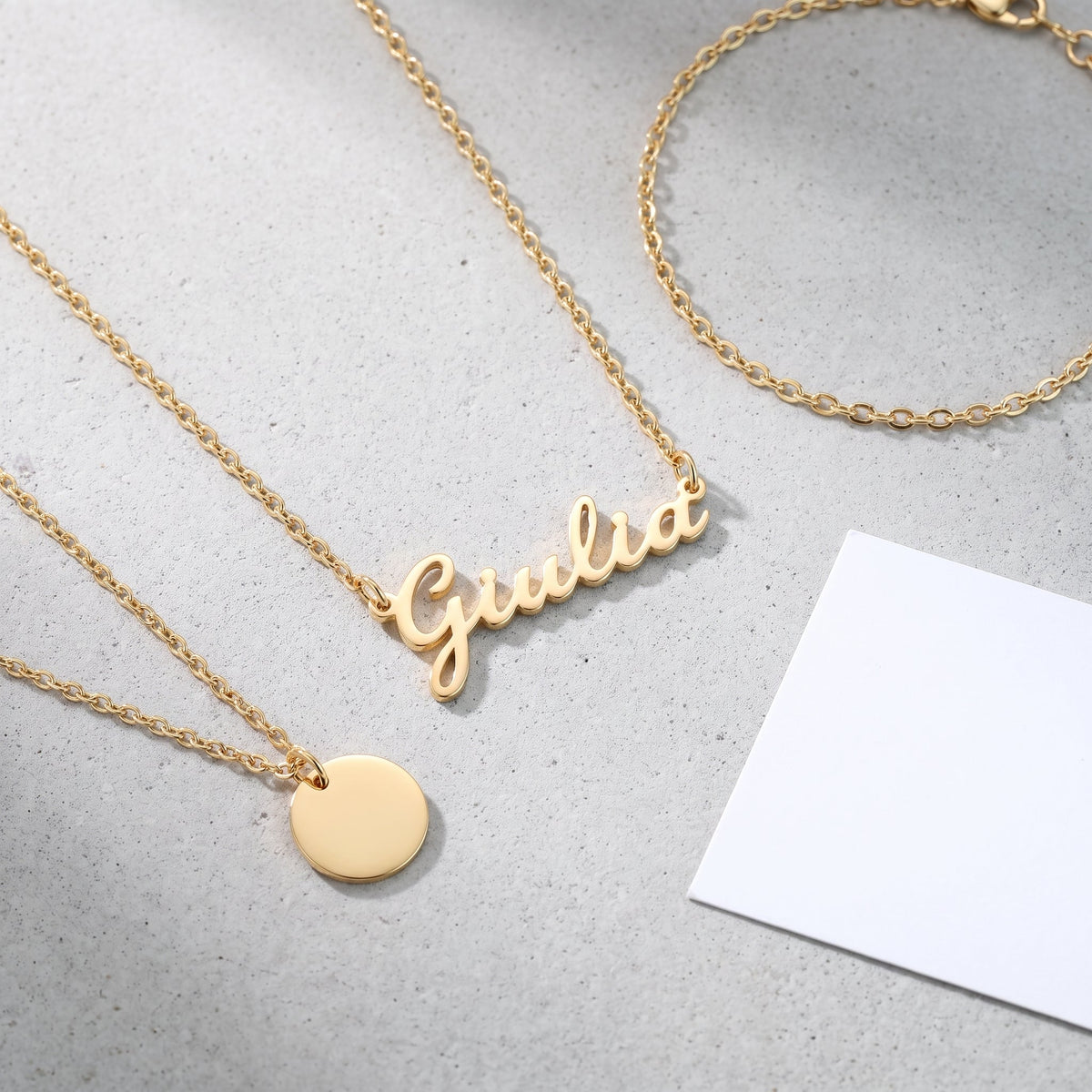 Collana nome in corsivo placcata oro 18K abbinata ad altri gioielli UpperEast