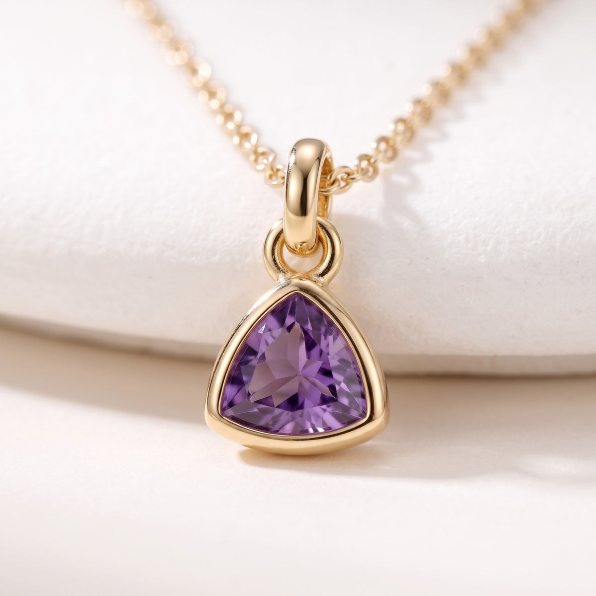 Collar con piedra del mes bañado en oro de 18K, detalle de cerca
