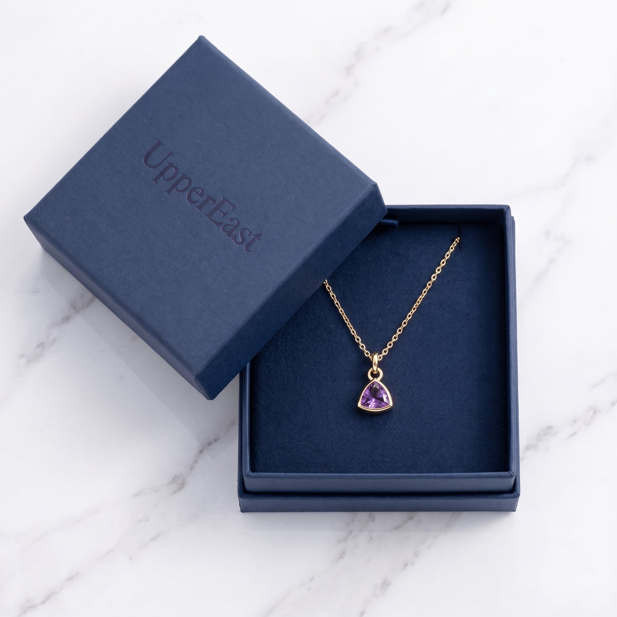 Collar con piedra del mes bañado en oro de 18K en el estuche UpperEast